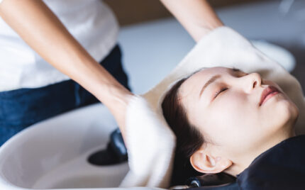 ヘッドスパを受ける女性